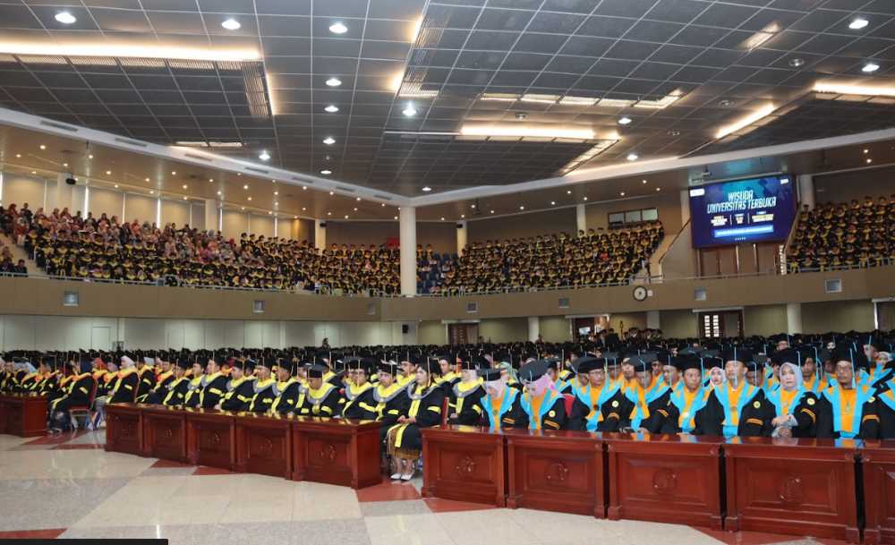 Ukir Masa Depan Berkualitas,  Ribuan Wisudawan UT Periode II Wilayah 2 Tahun 2024 Janji Darmakan  Diri untuk Negeri 