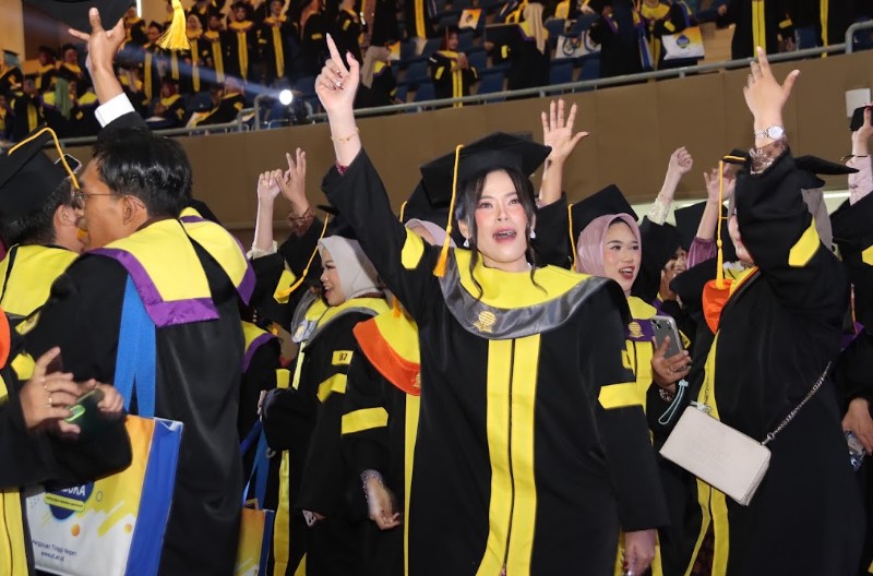 Beda Profesi, Satu Toga: Wisudawan UT Buktikan Belajar Tak Mengenal Batas 