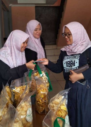 UT Ajak Santri Nurul Ihsan Jadi “Green Rangers”, Kelola Sampah hingga Kembangkan UMKM Pesantren